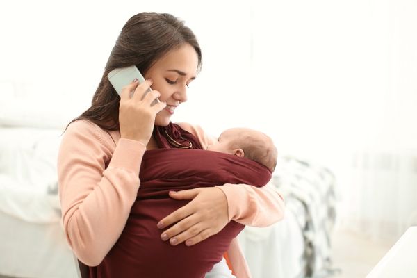 Frau mit Baby und Telefon Mood